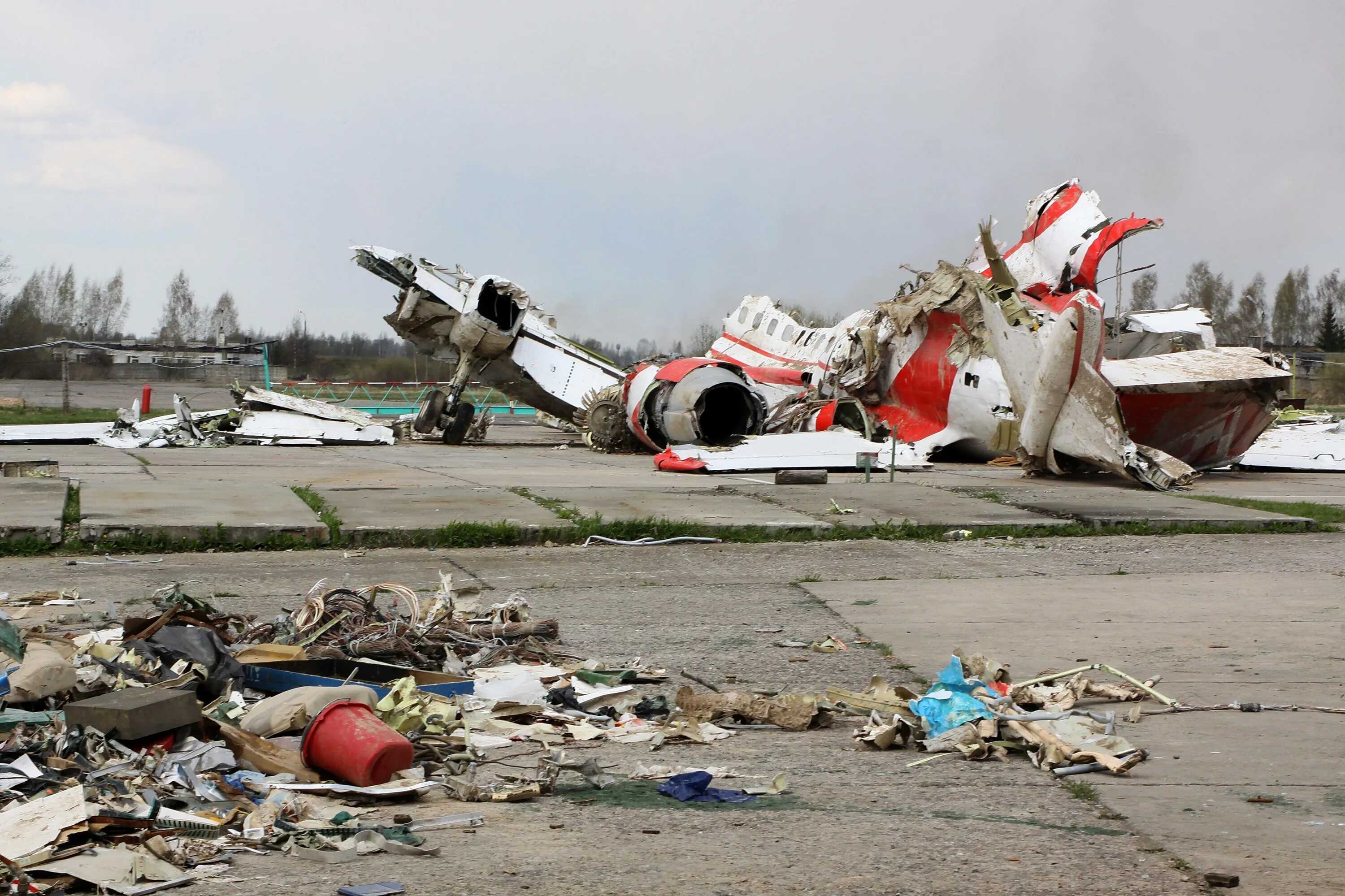 Разбился самолет президента. Катастрофа ту-154 в Смоленске 2010. Катастрофа под Смоленском ту-154. Катастрофа в Смоленске президентского ту-154. Крушение ту-134 под Смоленском (2010).