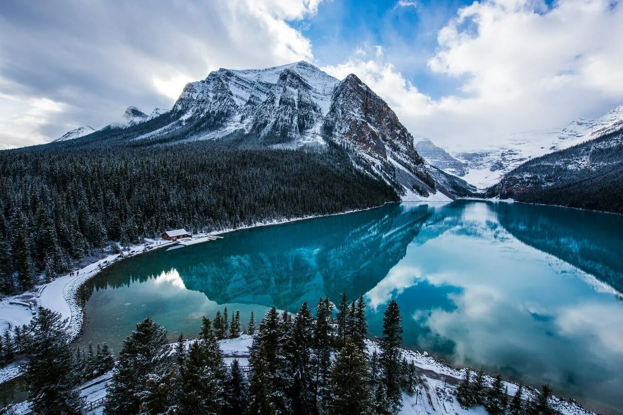 Canada lakes. Озеро Луиз Банф Канада. Озеро Луиз Изумрудное озеро.