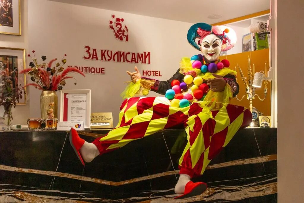За кулисами отель санкт петербург. Отель в лондоне закулисье. Кухня за кулисами в новосибирске. Отель саквояж санкт-петербург. Дом бутик отель санкт-петербург.