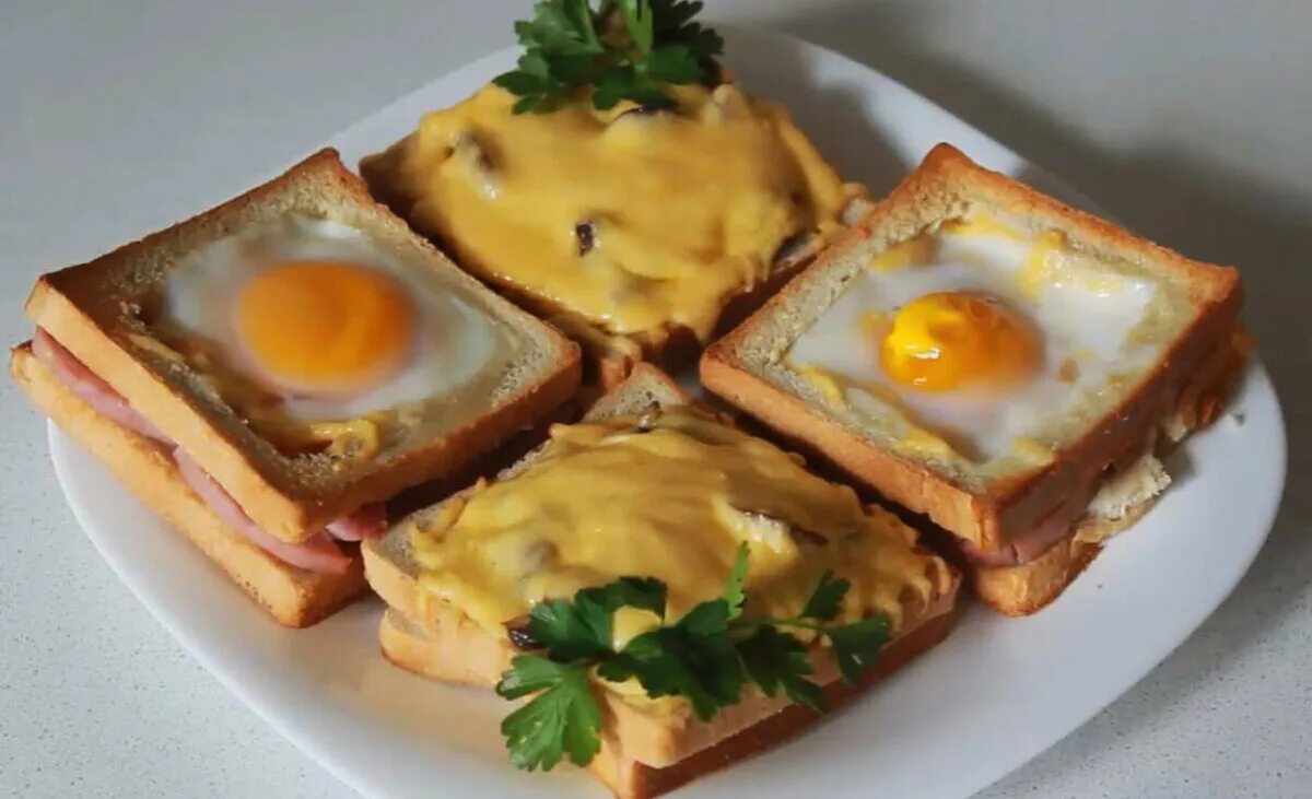 Завтрак бутерброд с сыром. Бутерброд с яичницей. Необычные и вкусные бутерброды к завтраку. Бутерброд с омлетом. Необычные бутерброды с яйцом.