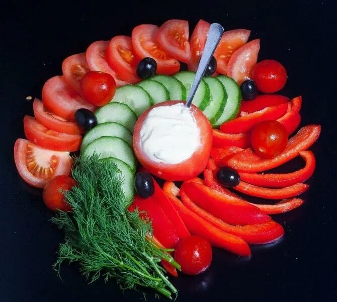 Как подать овощи. Овощная нарезка. Овощная тарелка. Нарезка овощей на праздничный. Красивая овощная нарезка.