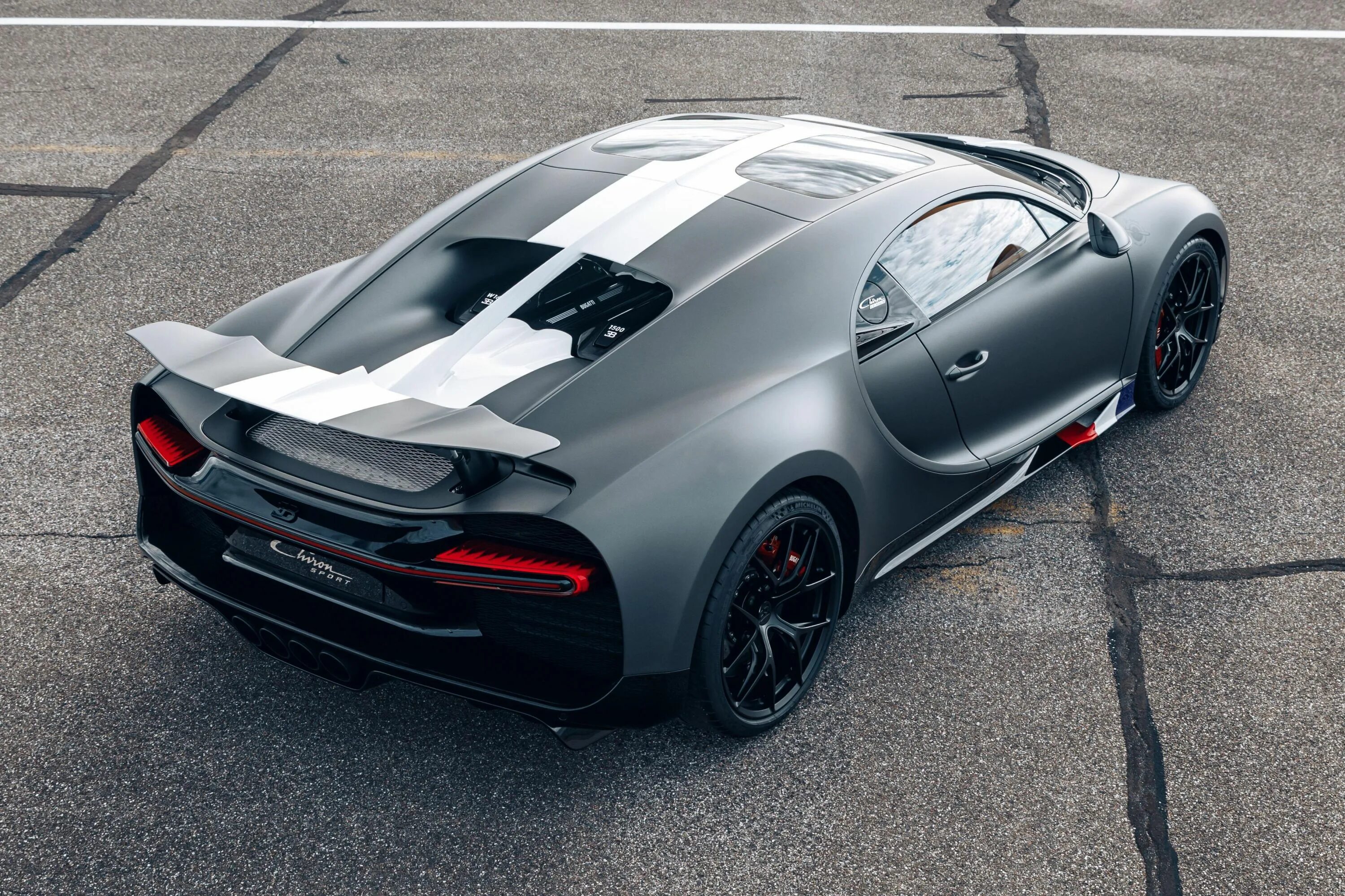 Bugatti 2021. Новая Бугатти 2021. Суперкар Бугатти. Новая спортивная Бугатти. Bugatti Chiron Sport вид сверху.