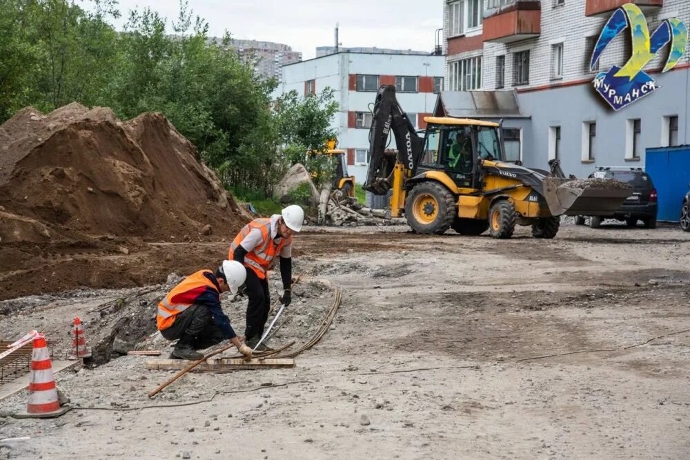 Ремонт офисов рабочие. Ремонт мурманского. Мурманский областной драматический театр. Ремонт дворов мурманск. Дорожные работы рязань.