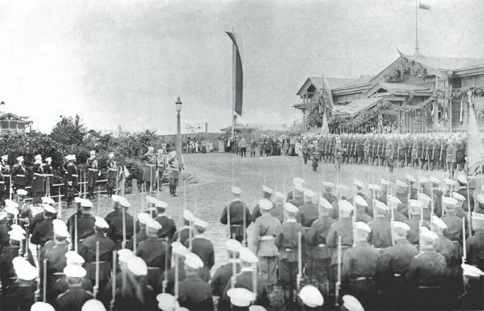 Май 1900. Хабаровск до революции 1917 года. Революция в Хабаровске в 1917. Памятник русским солдатам, строителям Уссурийской железной дороги. Старые фотографии Хабаровска.