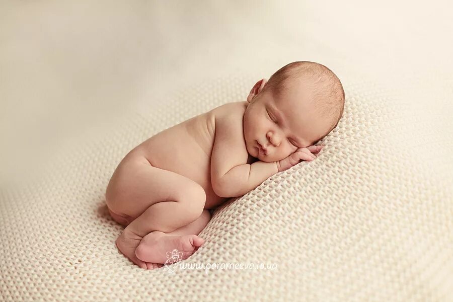 Тела новорожденных в новой москве. Поза эмбриона у новорожденного. Поза эмбриона для новорожденных. Малыш в позе эмбриона. Младенец в позе зародыша.