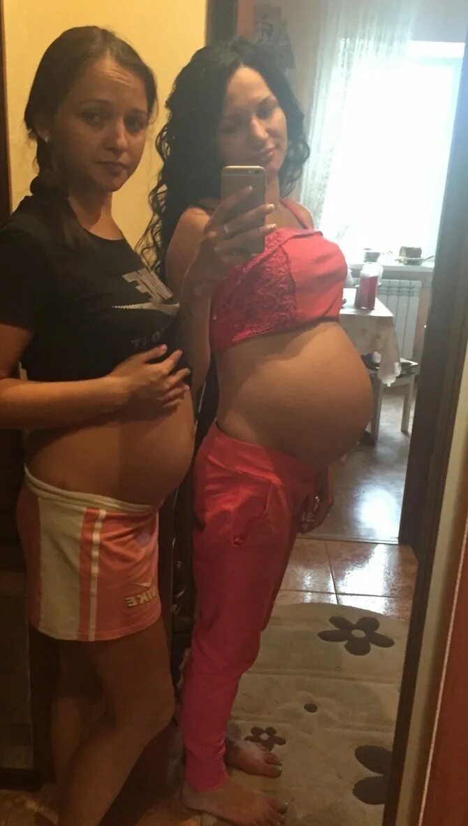 Беременные подруги. Две беременные девушки. Девочка беременна. Фотосессия с беременной подругой. Забеременела от сводного брата