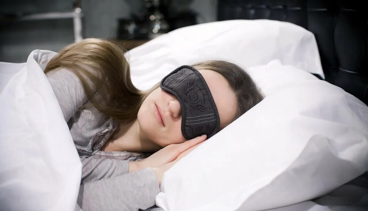 Девушка в стрессе. Не здоровый сон. Длительный сон. Человек спит днем. Сонливый человек.