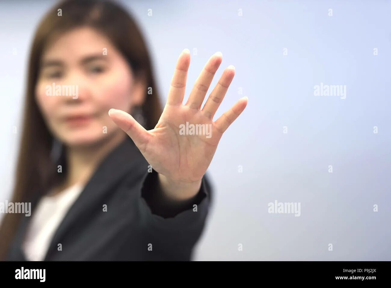 Покажи 7 пальцев. Покажи 7 пальцев. Покажи 7 пальцев. Девушка показывает 5. Дети показывают на пальцах цифры.