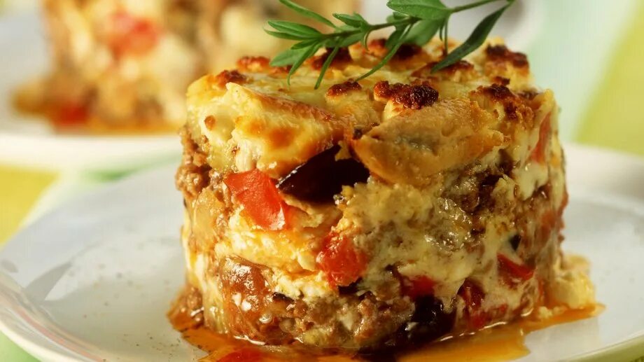 Мусак. Мусака греческая с баклажанами. Греческая кухня баклажаны мусака. Мусак. Греческая мусака.