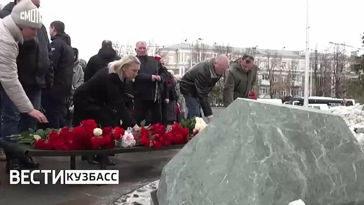 Дата теракта в зимней вишне. Возложение цветов. Зимняя вишня фото.