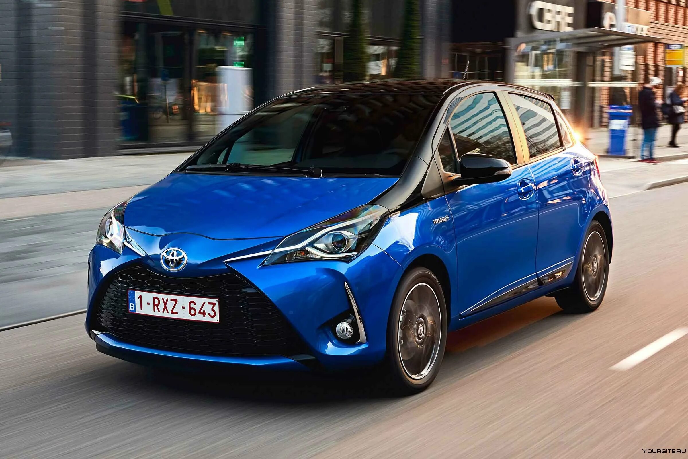 Toyota hybrid. Тойота Ярис гибрид. Toyota Vitz 2017 гибрид. Toyota Yaris Hybrid 2017. Тойота Витц гибрид 2017.