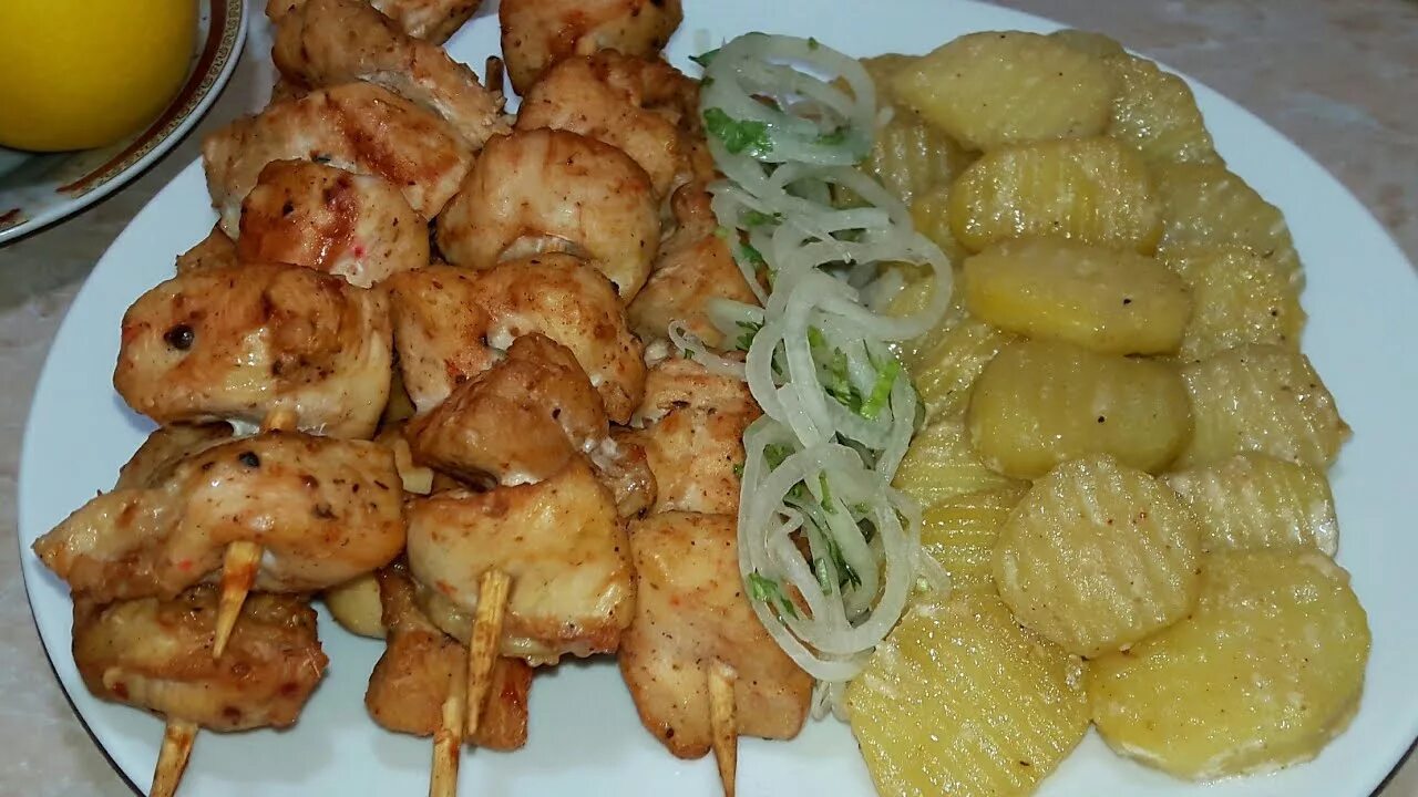 Как приготовить шашлык с картошкой в духовке. Куриный шашлык на шпажках в духовке с картошкой. курочка на шпажках в духовке. курица на шпажках в духовке с картошкой. шашлык в духовке на шпажках из курицы с картошкой.