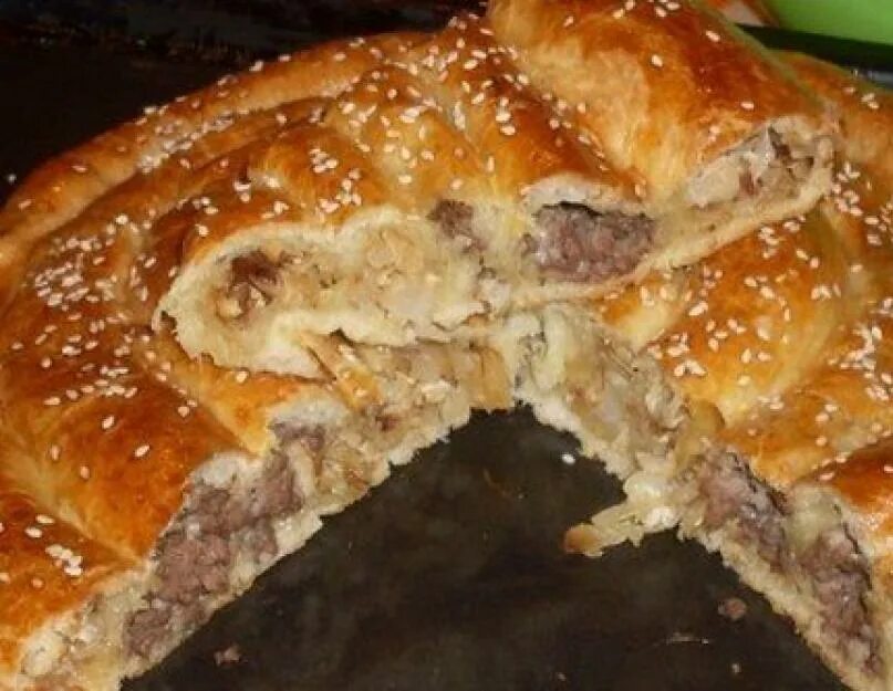 Пирог с мясом из бездрожжевого теста. Мясной пирог улитка. пирог улитка с мясом. пирог улитка из слоеного теста. слоеный пирог с мясом в духовке.