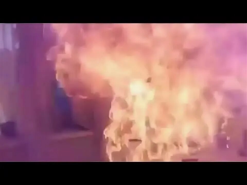 Упал лицом в кипящее масло видео. Сваривание в кипящем масле. облился кипящим маслом. что будет если смешать кипящее масло и воду. чирэпалы в кипящее масло.