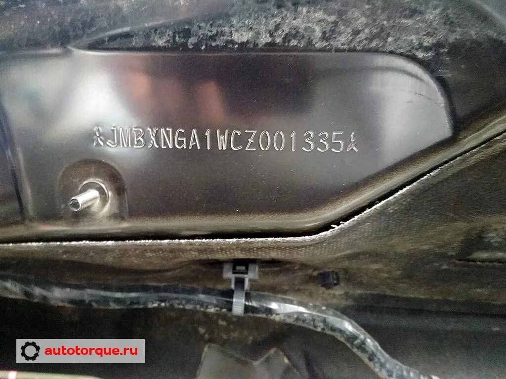 Номер двигателя митсубиси асх 1.8 где находится VIN где расположены наклейки Mitsubishi Eclipse (3G), 3 л, 2000 года другое
