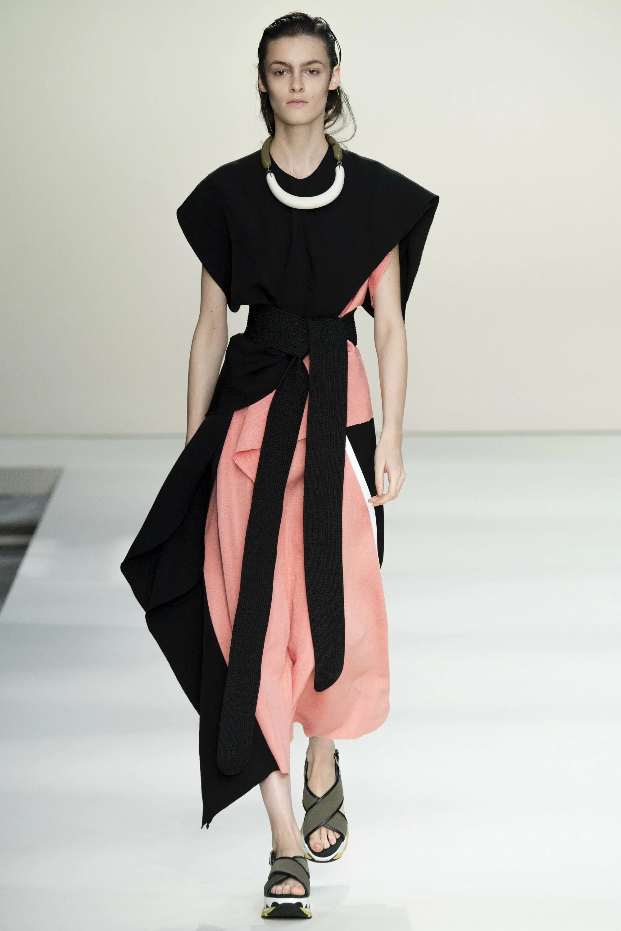 Marni 2015. Marni коллекция 2021. Marni кардиган 2020 подиум. Подиум дизайнеры