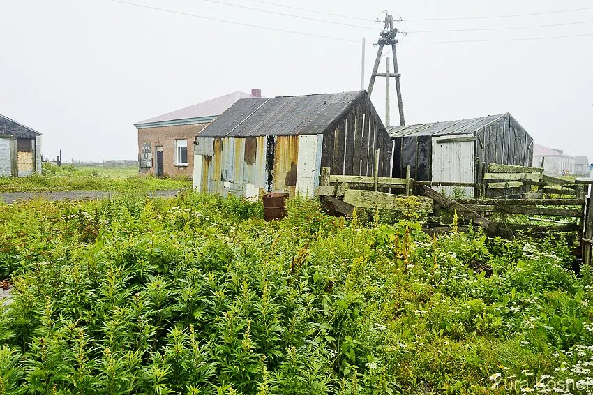 Поселок октябрьский камчатский. Поселок Октябрьский Камчатка. Маяк поселок Октябрьский Камчатский край. Посёлок Октябрьский Камчатский край фото. Поселок Октябрьский Камчатский край разрушенный дом.