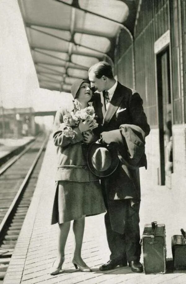 Поцелуй на перроне. Влюбленные на перроне СССР. Встреча на вокзале влюбленных.