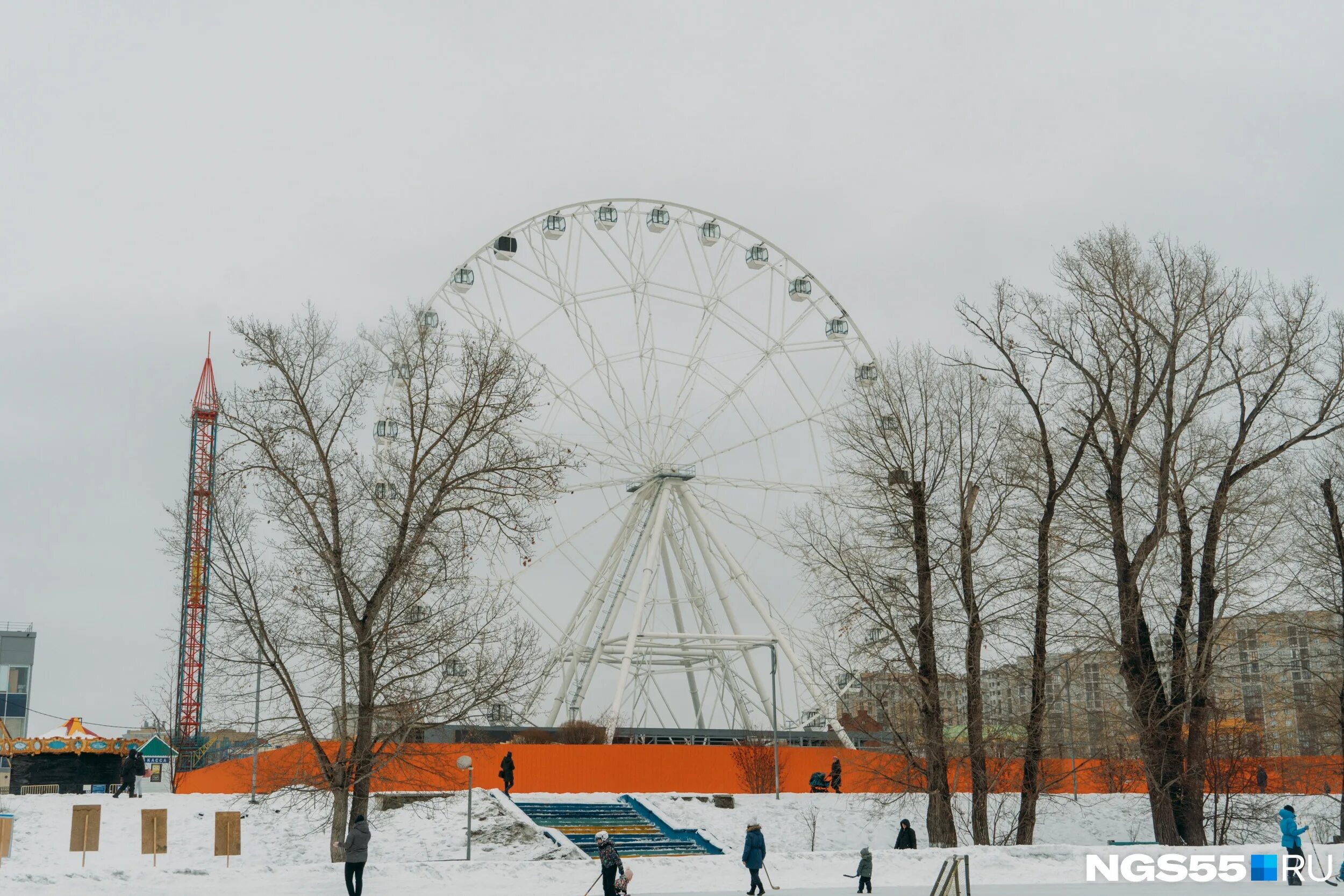 зеленый остров колесо. колесо обозрения советский парк омск. колесо обозрения в омске зеленый остров ночью. колесо обозрения омск 2022. зеленый остров колесо.