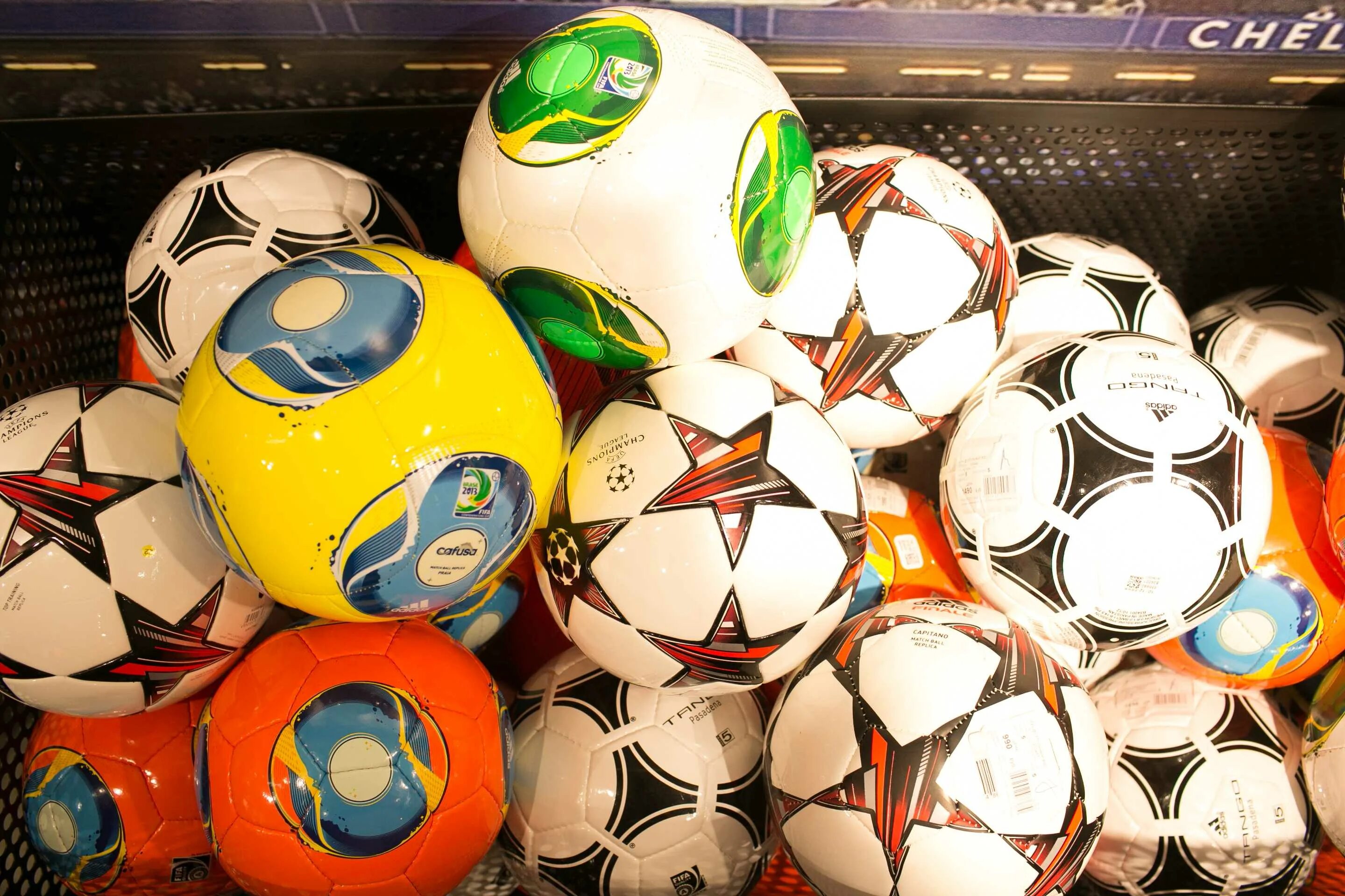Легендарные мячи. Футбольный мяч. Разноцветный футбольный мяч. Много футбольных мячей. Популярные футбольные мячи.