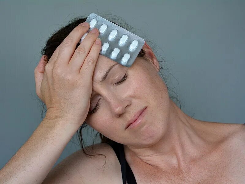 Мигрень. Женщина в стрессе. Приступы удушья при. Экспираторная одышка сопровождается. Мигрень симптомы.