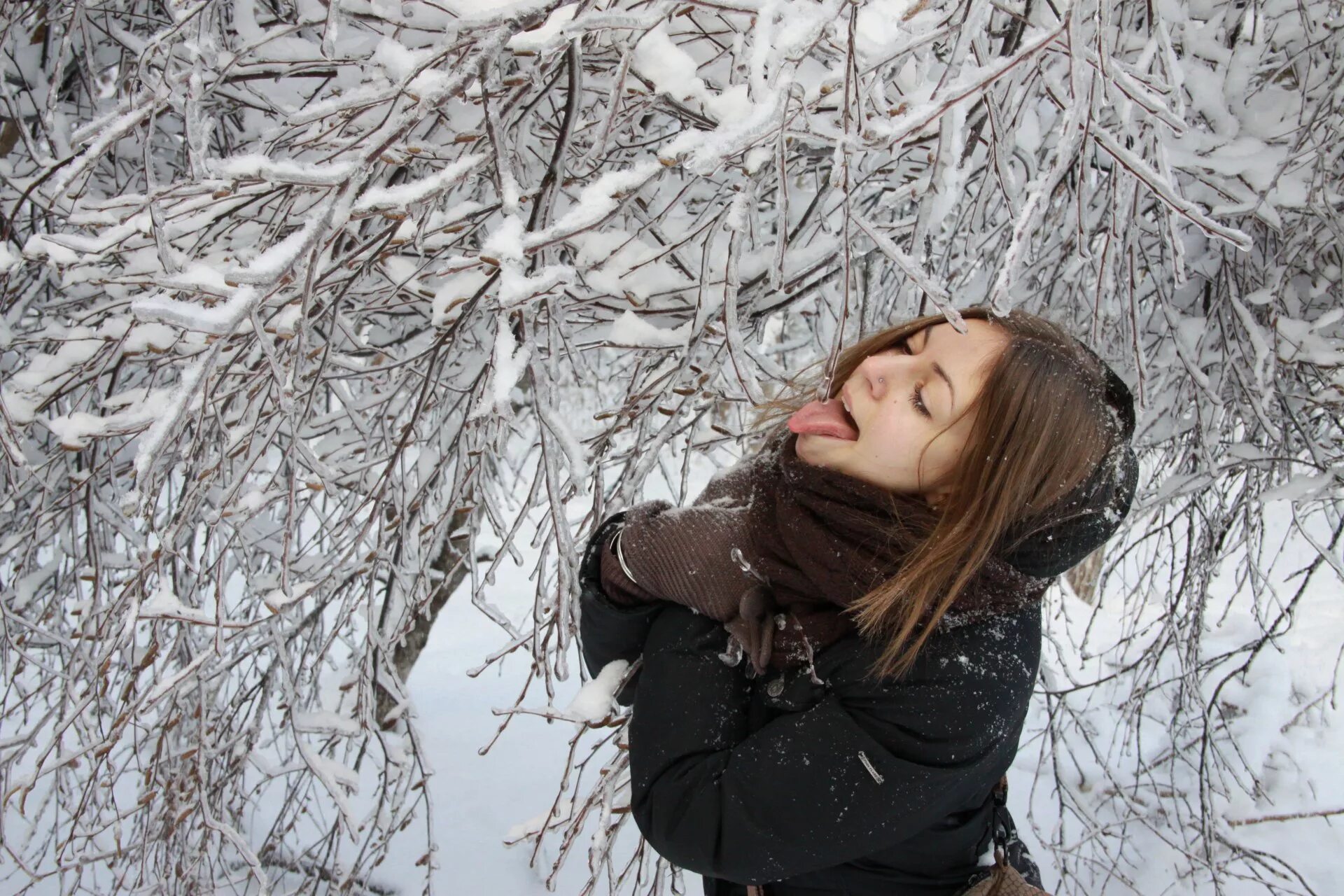 Снег юля. Фотосессия девушки зимой. Зимняя фотосессия в лесу. Красивая девушка снег.