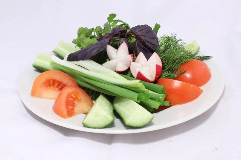 400 грамм овощей. Тарелка с овощами. Свежие овощи зелень на тарелке. Тарелка с овощной нарезкой. Овощные салаты нарезанные.