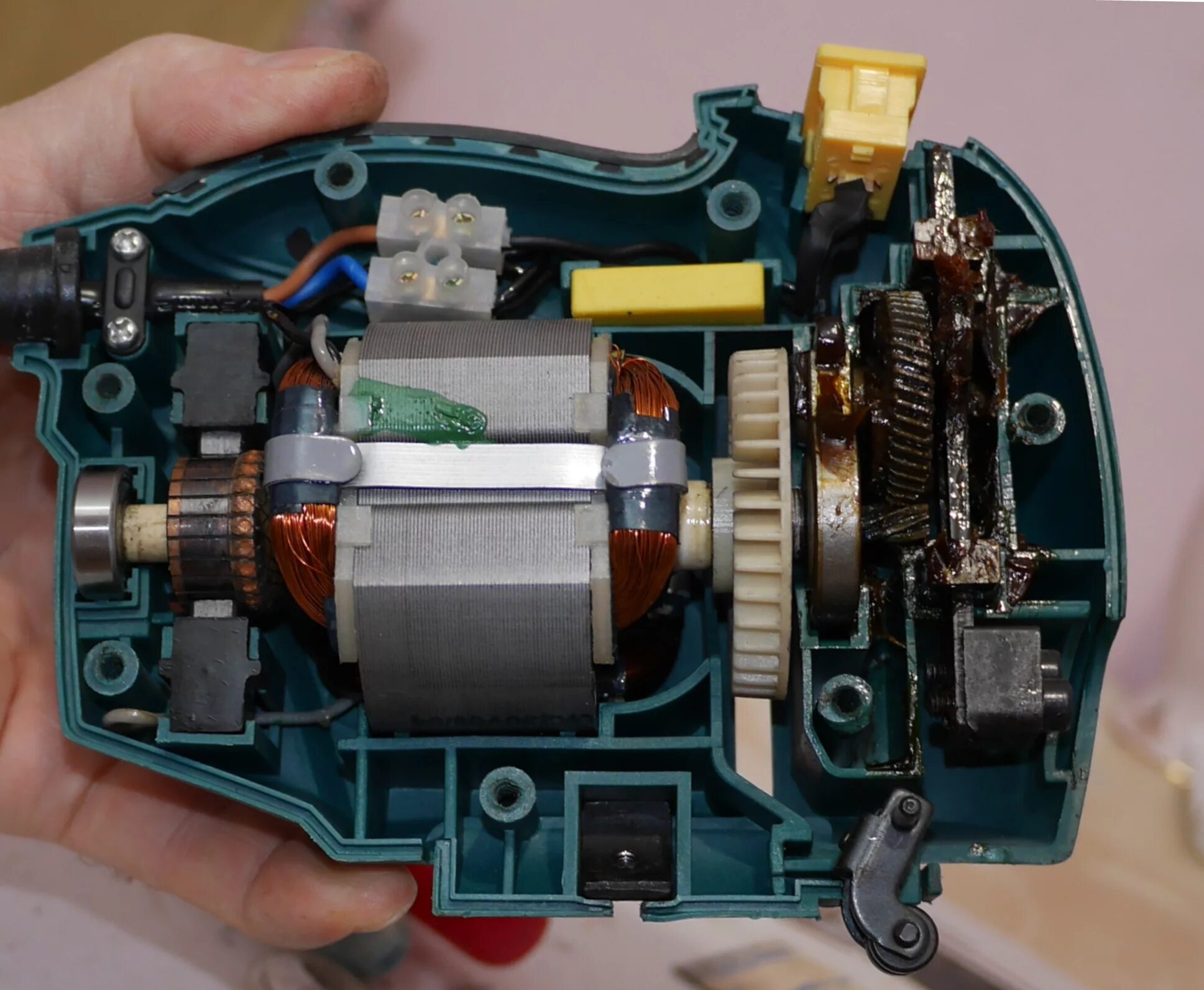 Сломалась пилка электролобзика. Электролобзик приспособление для ровной резки. Крепление пилки электролобзика bosch pst 560. Бош лобзик pst 670. Электрический лобзик по дереву.
