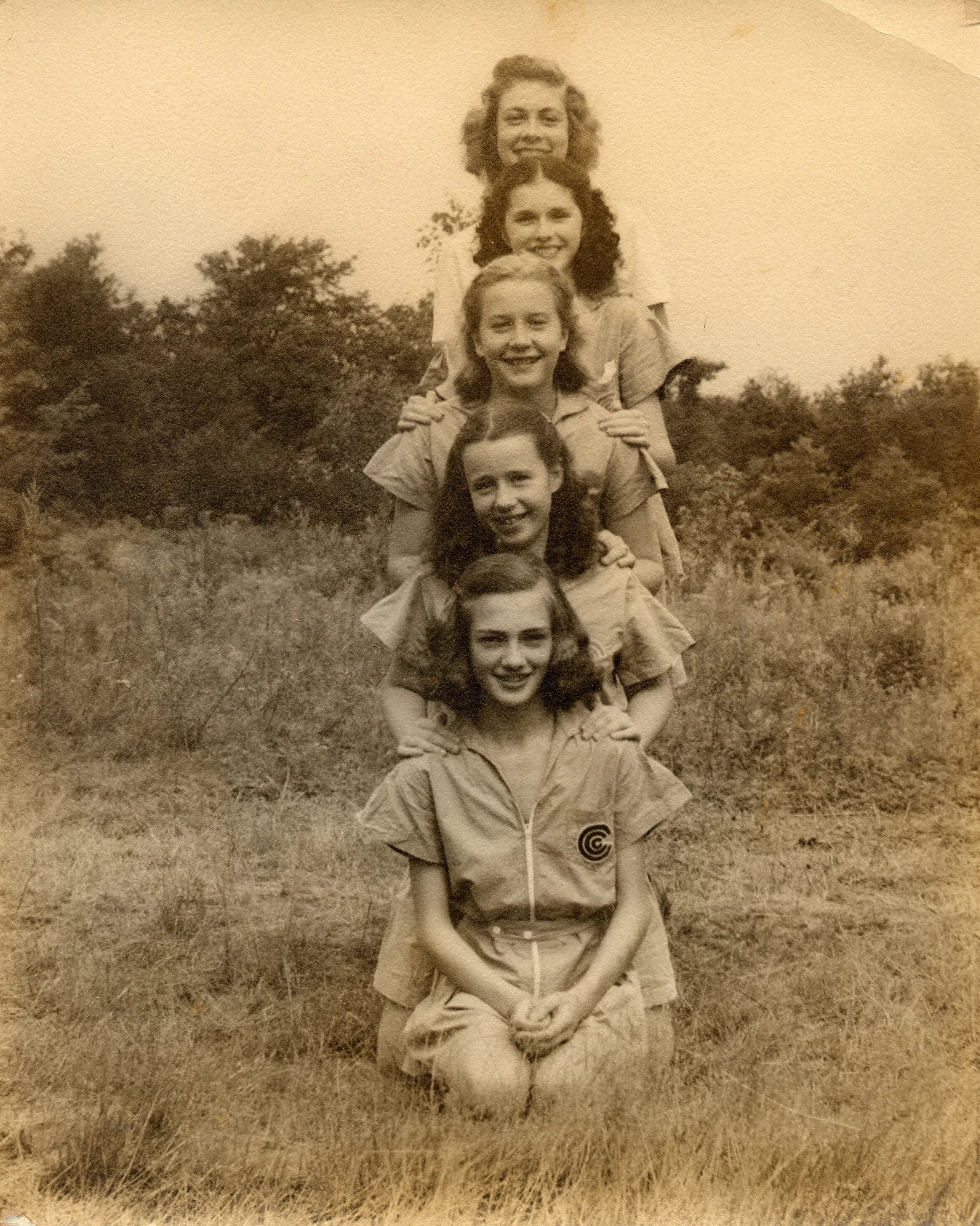 Сестричка в лагере. Сестра в лагере. 1930s Ireland Kids. Faces, 1930.