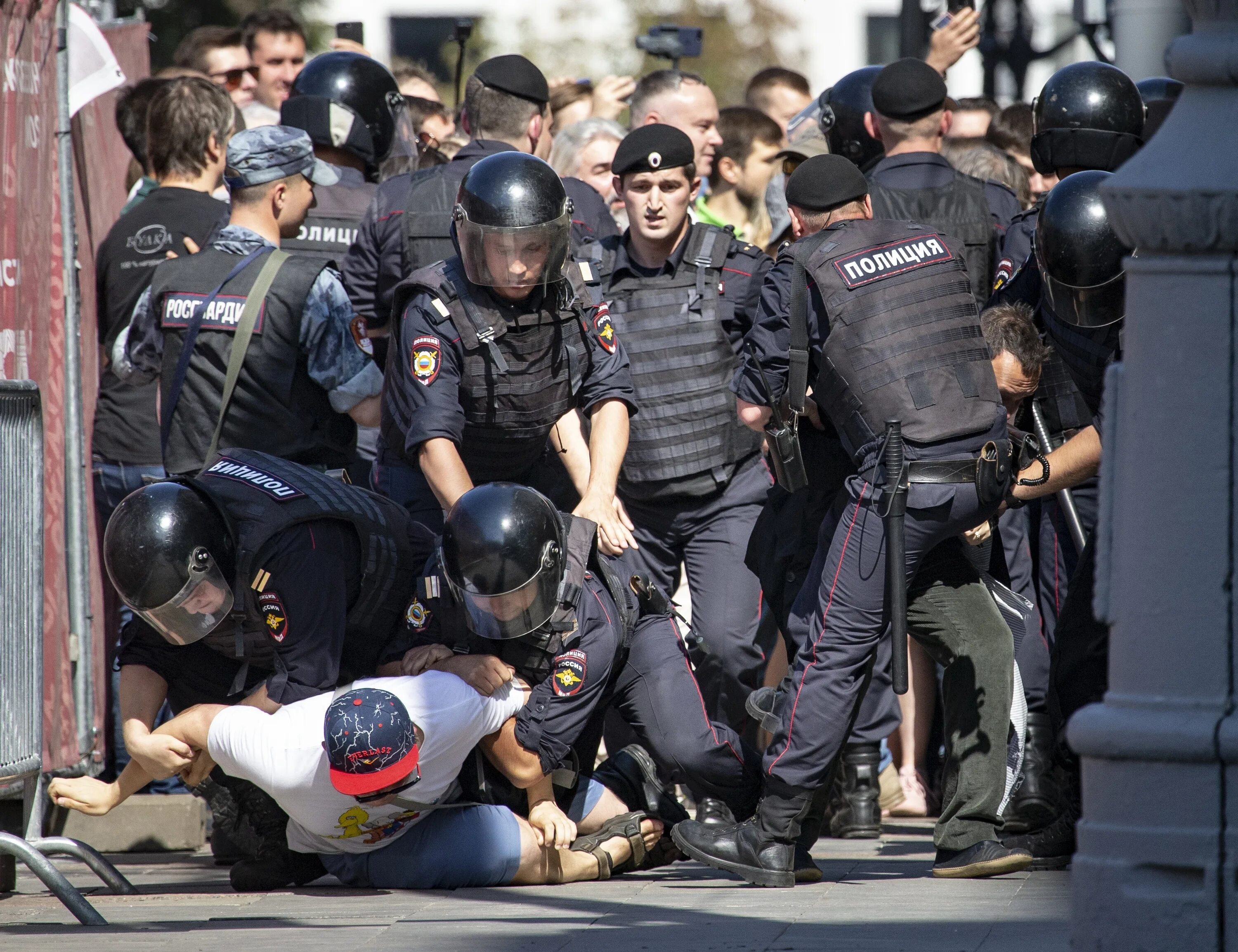 Будут бить по москве. Массовые беспорядки полиция. Массовые беспорядки полиция Россия. Полиция в действии.