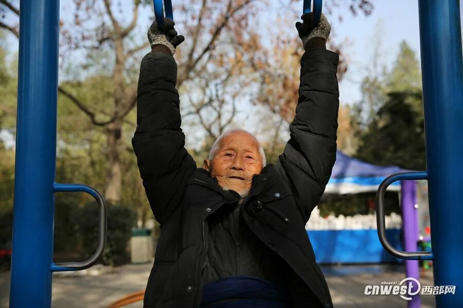 This man works. Старик на турнике. Старики в Китае. Старики в Китае занимаются спортом. Бабулька на турнике.