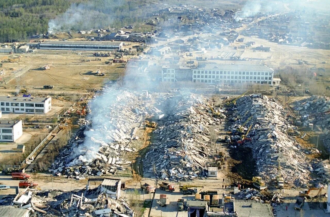 1995 год землетрясение. Нефтегорск землетрясение 1995. Землетрясение на Сахалине 1995 Нефтегорск. Нефтегорск Сахалинская область.