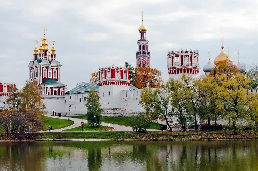 Новодевичий спб расписание. Осень в Москве. Осенняя Москва фото. Золотая осень Москва 2023. Обои на айфон 12 осенняя Москва.