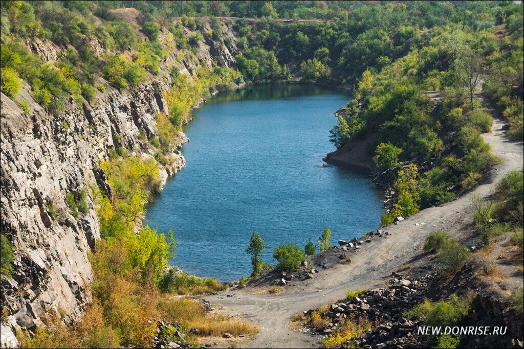 Красный сулин вода. Красносулинский каньон в Ростовской области. Красный Сулин озеро каньон. Каньон красный Сулин Ростовская область. Карьер красный Сулин.