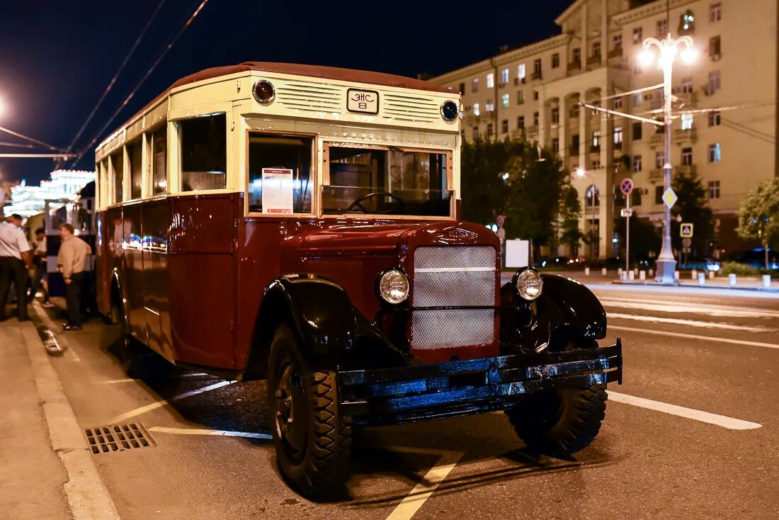 Первые автобусы спб. Ретро автобус. Старый экскурсионный автобус. Экскурсия на ретро автобусе. Ретро автобус в Питере.