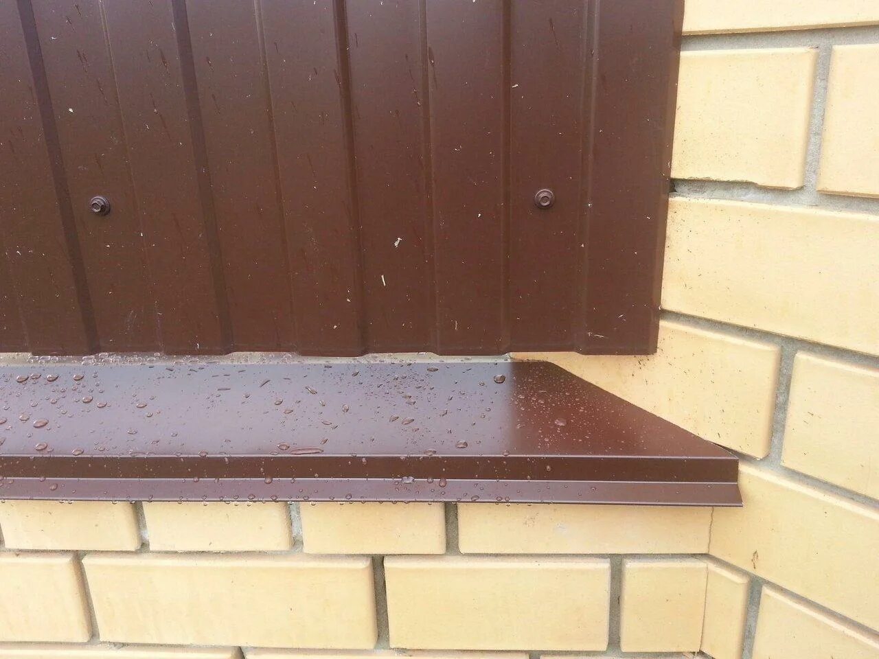 Парапет на забор из металла. Парапет монблан. Крышка парапета. Костыль для парапета металлпрофиль. Отделка парапета.