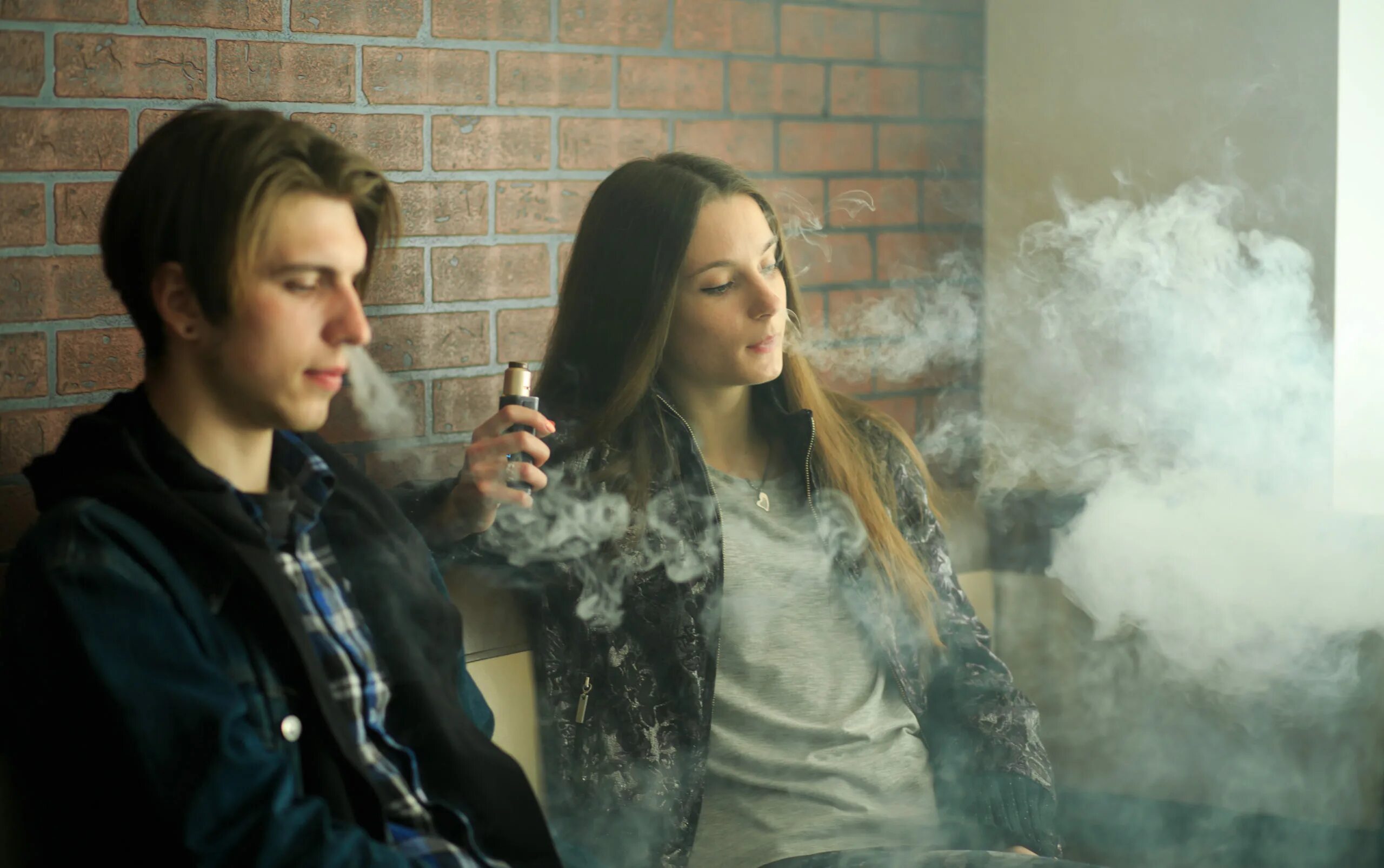 Дети курящие вейп. Электронные сигареты и подростки. Молодежь курит вейп. Вейп курение для подростков. Мальчик с электронной сигаретой.