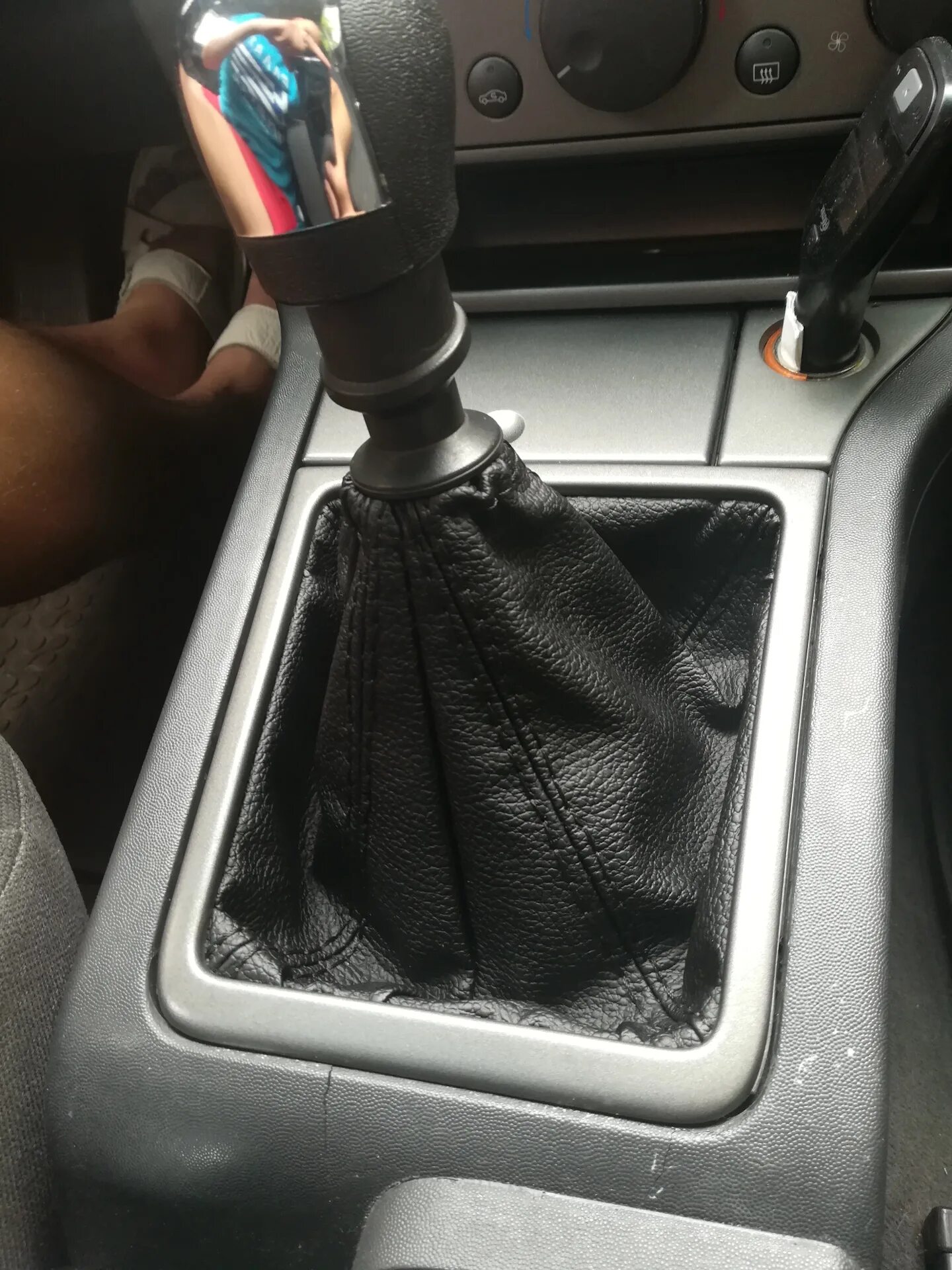 Как снять чехол с телефона. Ручник chevrolet: rezzo. Как снять аксессуар. Как снять аксессуар. Чехол кпп ростар.