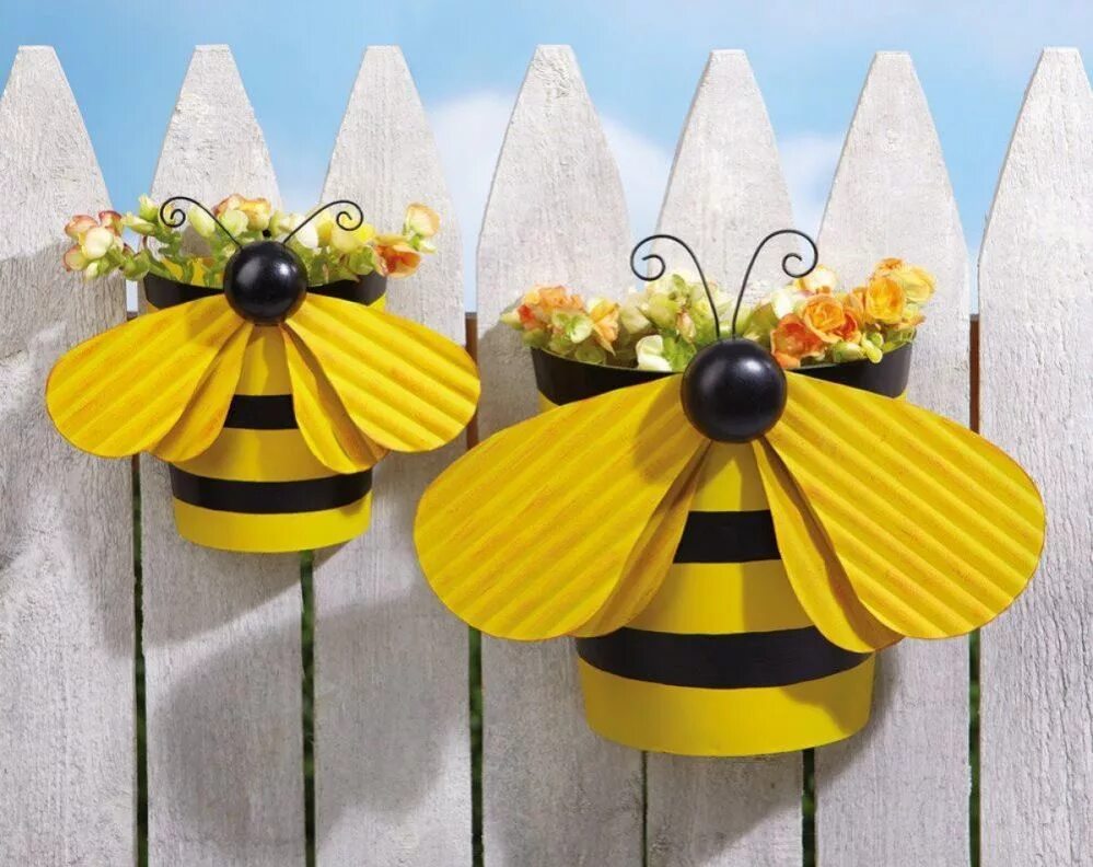 Сделать пчелу своими руками. Пчелка для украшения сада. Пчелы из пластиковых бутылок для сада. Поделка Пчелка. Пчела из пластиковой бутылки.