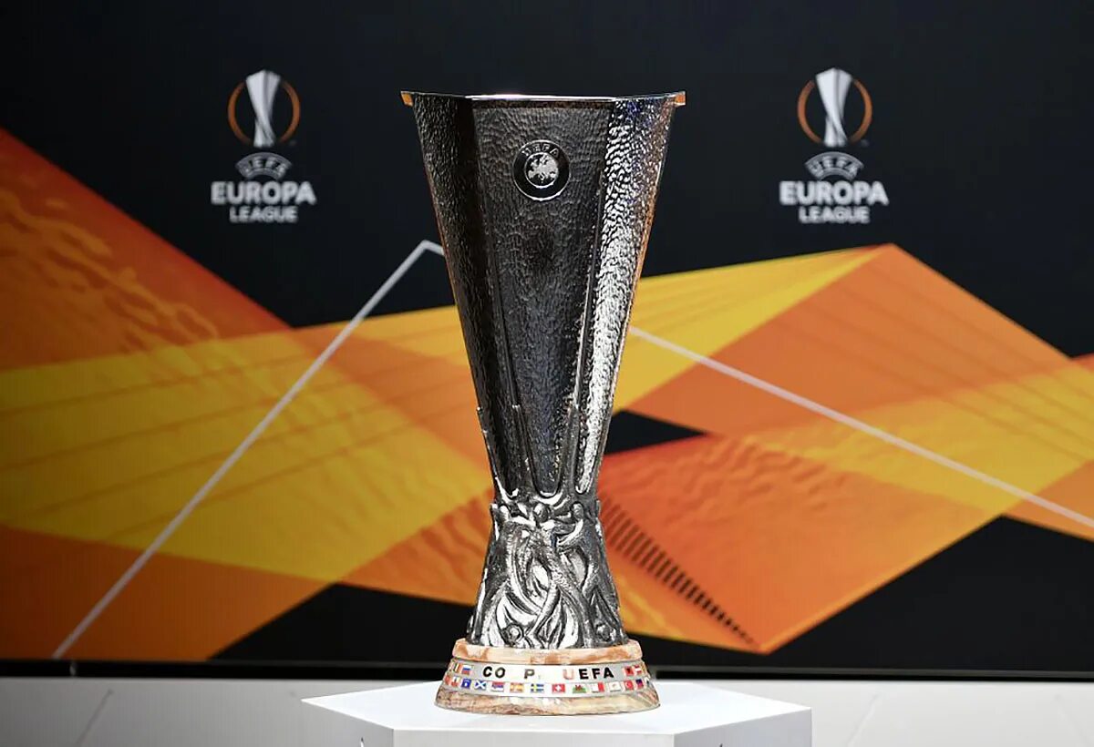 Лига кубок уефа. Кубок УЕФА лига Европы трофей. UEFA Europa League 2021. UEFA Europa League 2022. Лига Европы УЕФА 2021/2022.