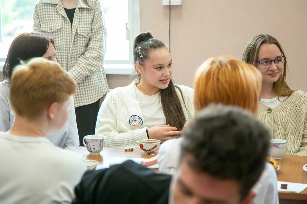 Обсудили молодежь. Молодежь обсуждение. Молодежный центр.