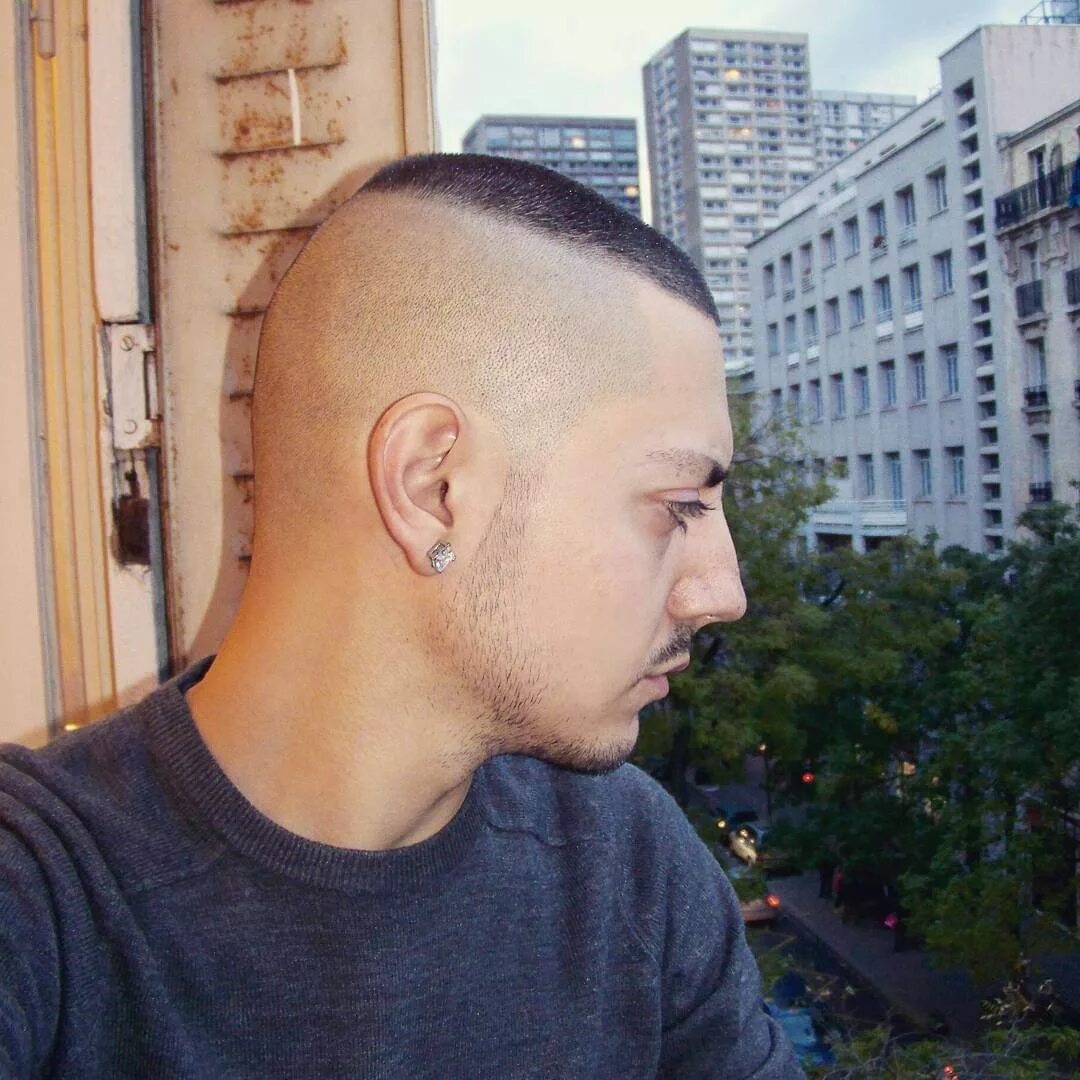 Стрижка фейд полубокс. Фейд налысо. Buzz cut стрижка мужская. 3 мм волос на голове. Стрижка 12мм 9мм 6мм 3мм.