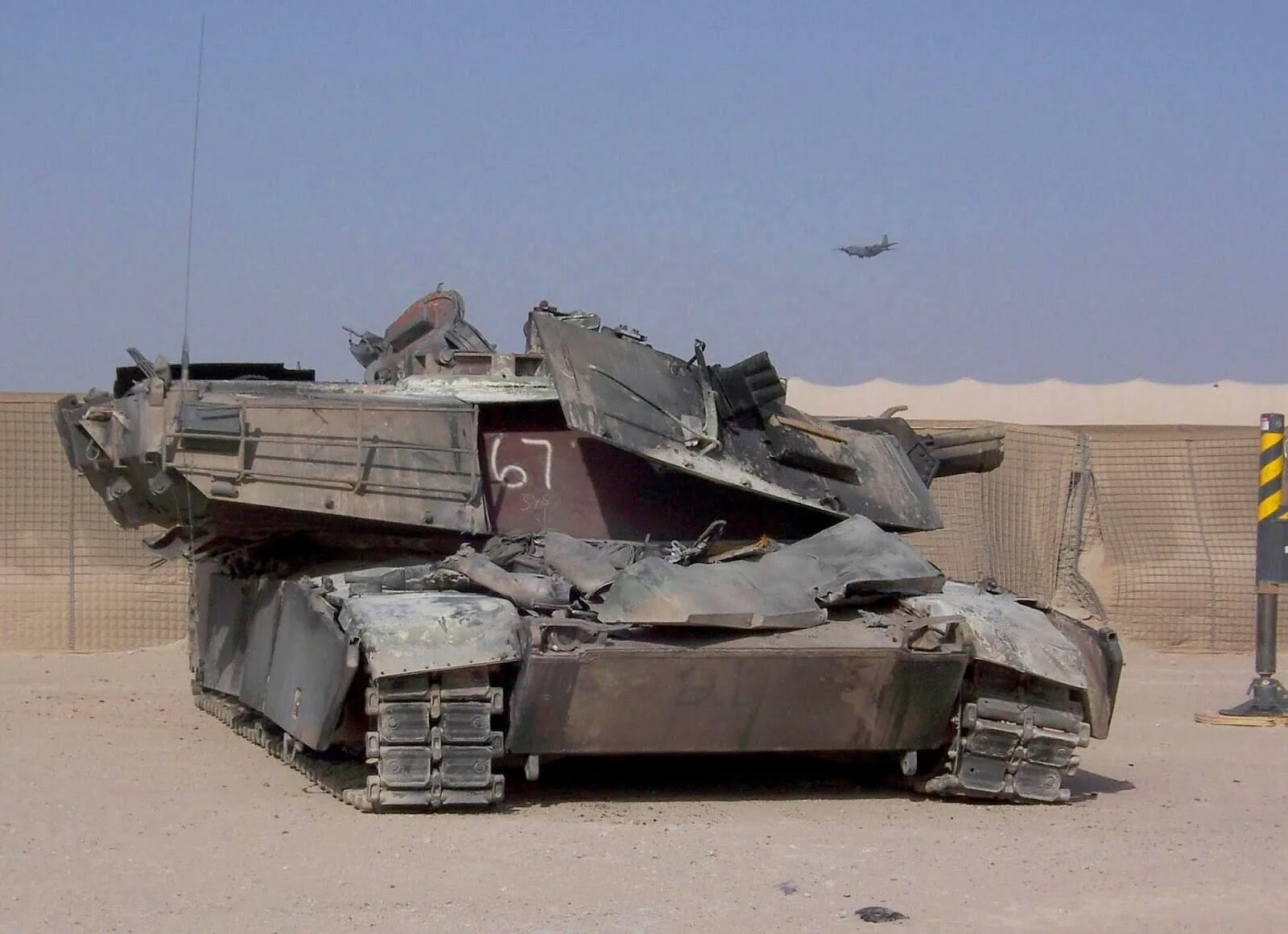 Подбитый челленджер. M1 Абрамс Iraq. M1 Abrams в Ираке. Броня m1 Abrams.