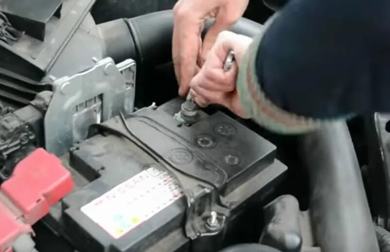 Какую клемму снять для сброса. Nissan almera g15 прижимная пластина аккумулятора. ниссан альмера классик полярность аккумулятора. расположение клемм ниссан альмера классик. какую клемму снимать при длительной стоянке.