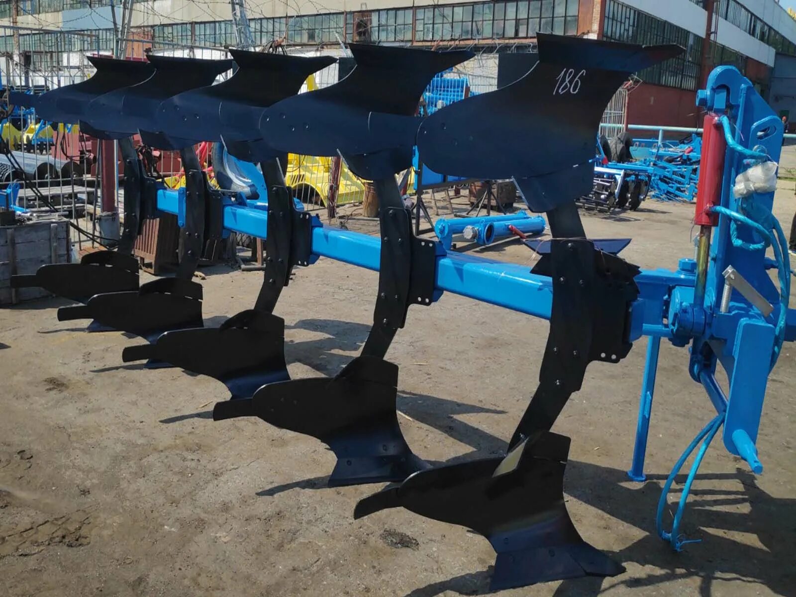 плуг оборотный 4+1 алмаз. ). плуг волгаагромаш оборотный 4 7. плуг оборотный навесной четырех-пятикорпусный пон 4+1, 2013 г. оборотный плуг po 3+1 agro-masz.