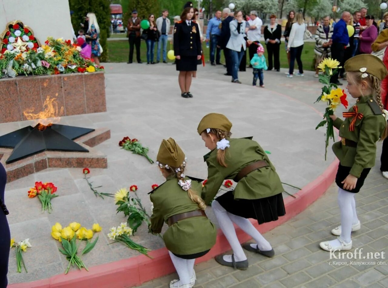 Проспект 9 мая. Дети возлагают цветы к Вечному огню. Возложение цветов к памятнику дети. День Победы возложение цветов. Цветы у вечного огня.