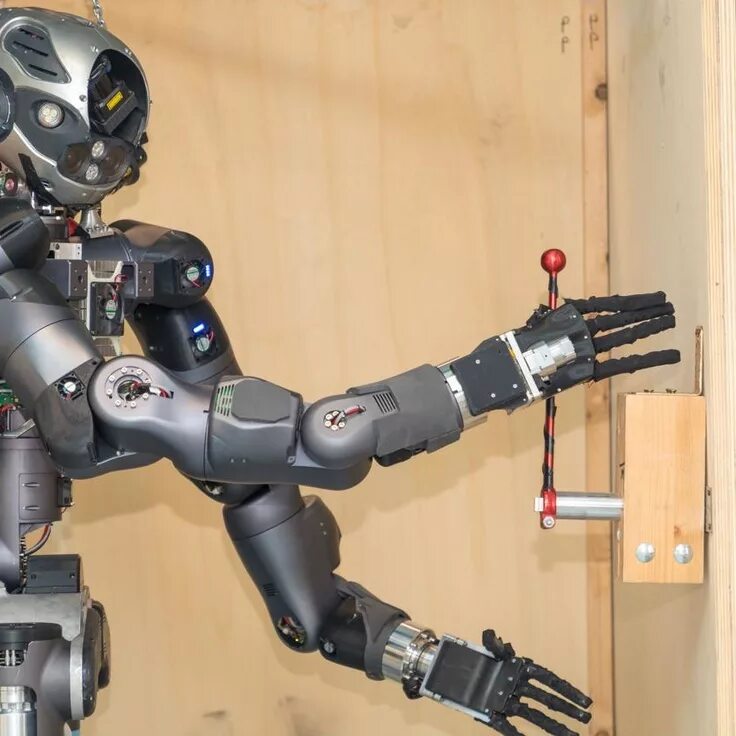 Robots out. Робот. Покажи роботов. Самый дорогой робот в мире. Робот ходячая рука.