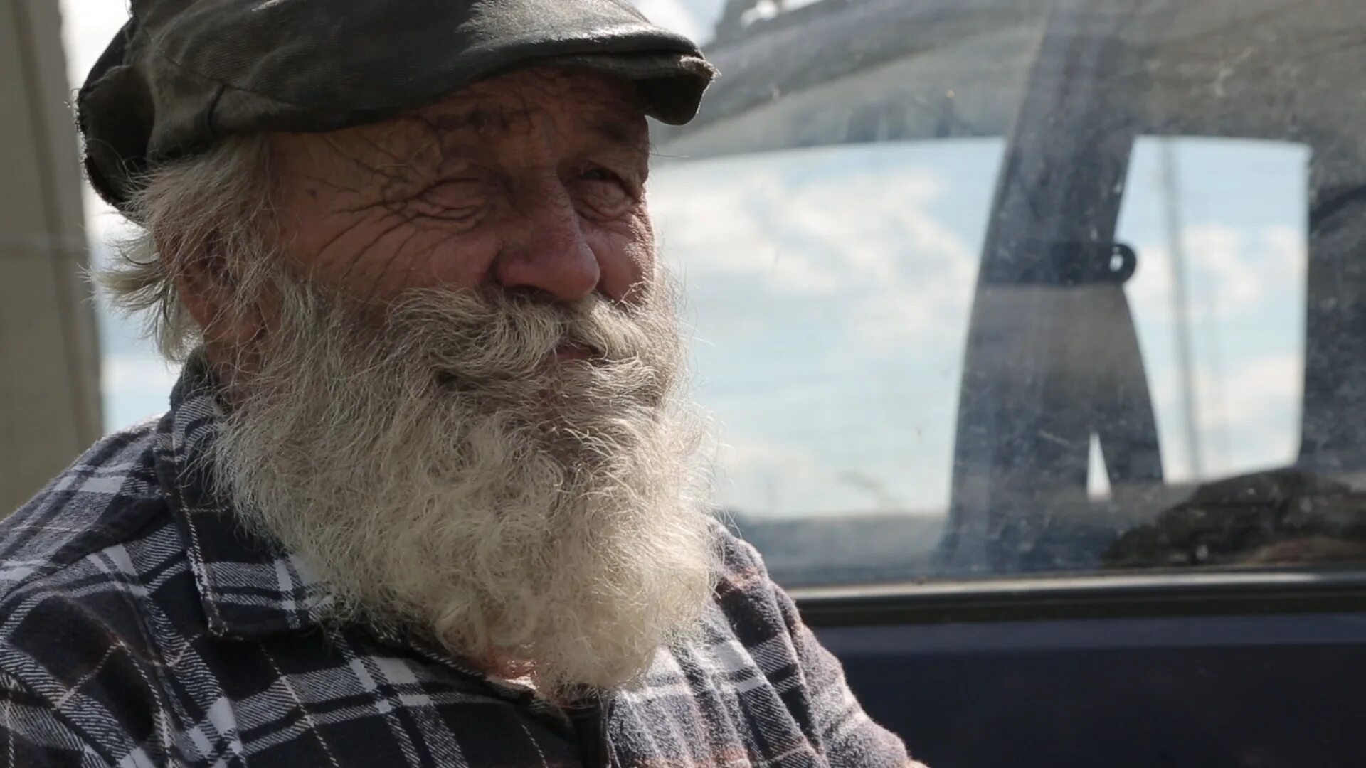 Старик в кепке. Старичок с бородой. Бородатый дед. Старенький дед.