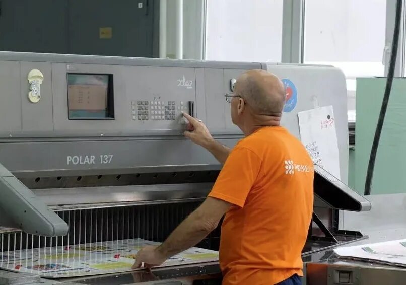 Бумагорезательная машина guowang gw137s. Профессия резчик оператор резальной машины в типографии. Резчик в типографии. Резчик в типографию москва вакансии. Резчик в типографию москва вакансии.