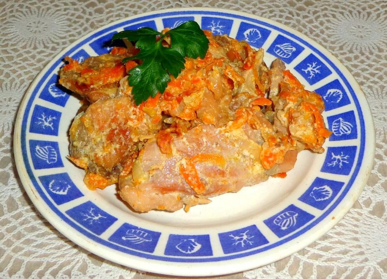 Курица со сметаной и морковью